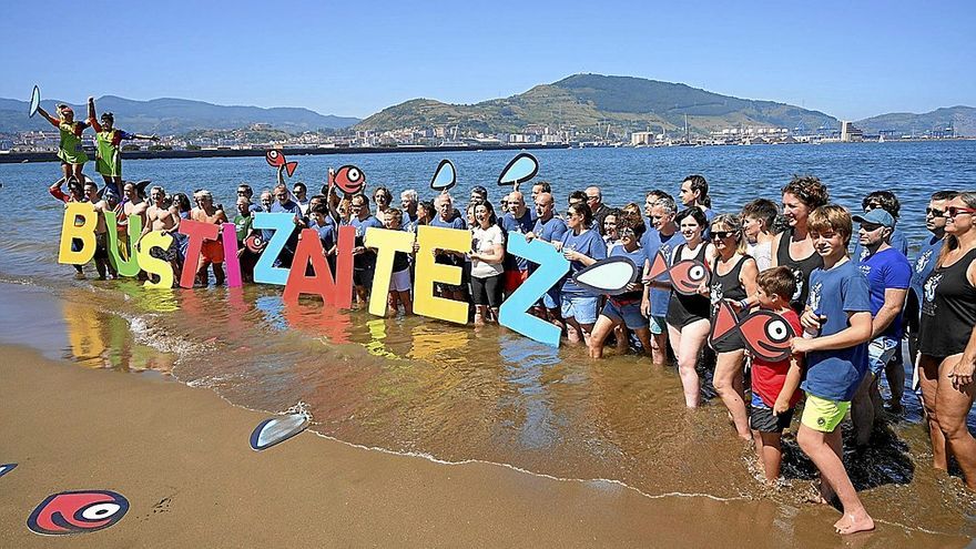 Cientos de personas se sumaron ayer a la campaña ‘Mójate por la Esclerosis Múltiple’ en distintos municipios de toda la CAV. | FOTO: E.P.