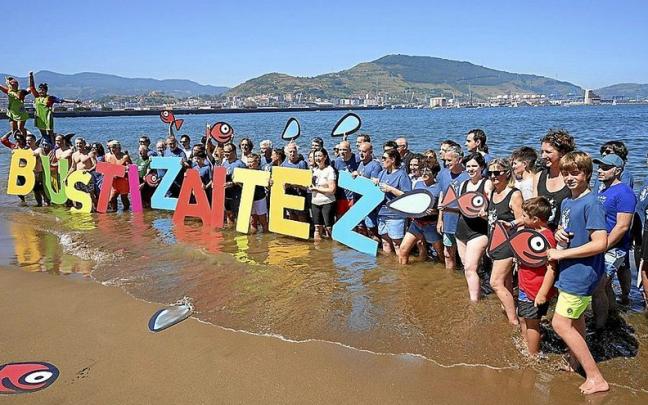 Cientos de personas se sumaron ayer a la campa&ntilde;a &lsquo;M&oacute;jate por la Esclerosis M&uacute;ltiple&rsquo; en distintos municipios de toda la CAV. | FOTO: E.P.