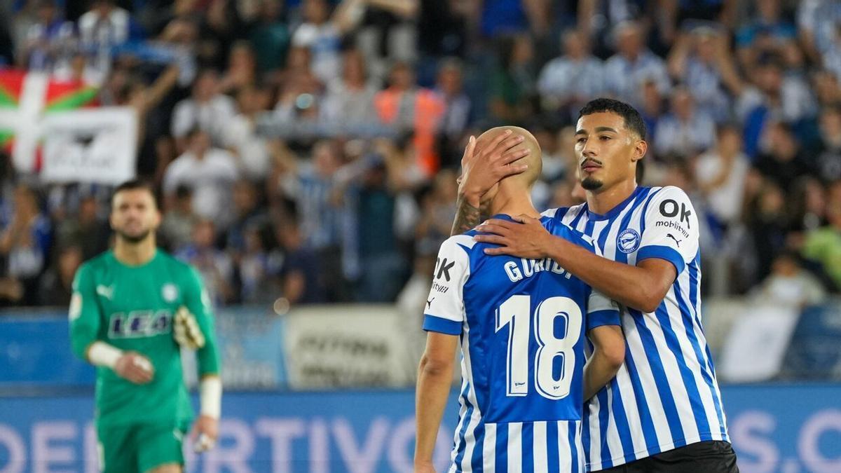 Benavídez anima a Guridi durante el partido ante el Sporting