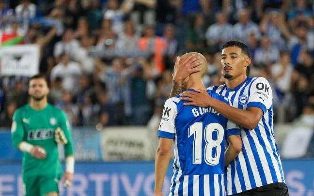 Benav&iacute;dez anima a Guridi durante el partido ante el Sporting