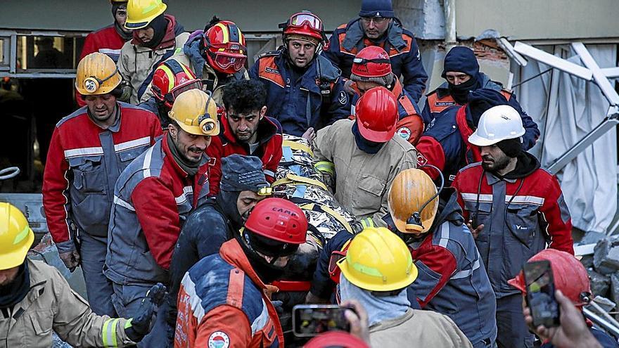 Rescatistas trasladan a Cudie, una niña de doce años localizada viva entre los escombros en la localidad turca de Hatay tras permanecer atrapada 147 horas. | FOTO: EFE