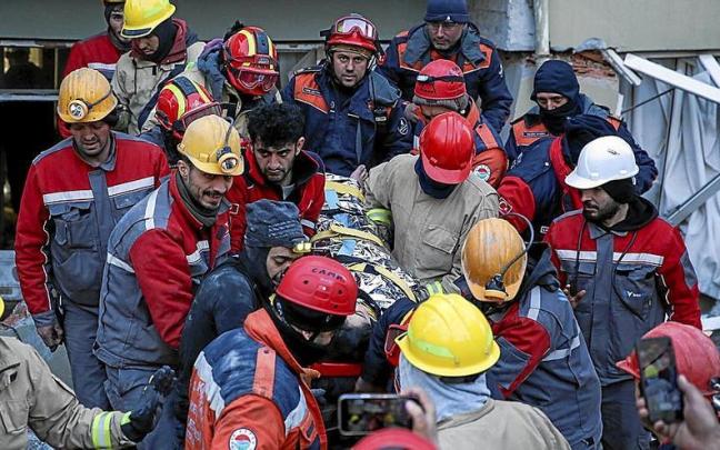 Rescatistas trasladan a Cudie, una ni&ntilde;a de doce a&ntilde;os localizada viva entre los escombros en la localidad turca de Hatay tras permanecer atrapada 147 horas. | FOTO: EFE