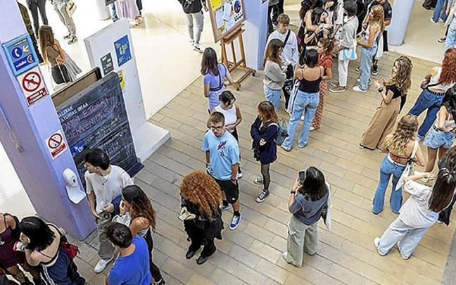 Un grupo de estudiantes en la jornada de bienvenida de la Universidad del País Vasco. Un grupo de estudiantes en la jornada de bienvenida de la Universidad del País Vasco.