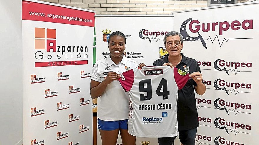 La angoleña Kassia César y el presidente de balonmano del club, Luis Javier Echeverría.