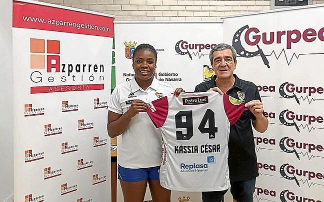 La angoleña Kassia César y el presidente de balonmano del club, Luis Javier Echeverría.