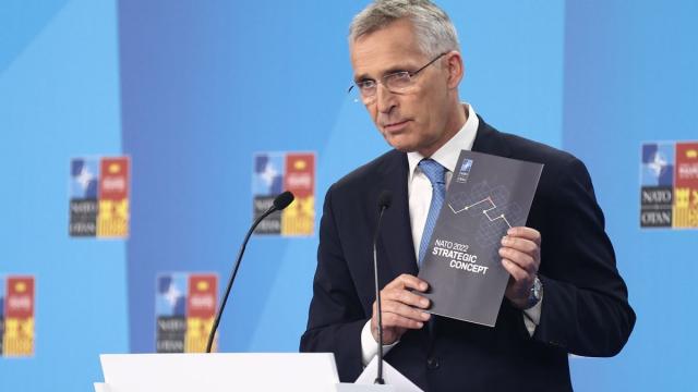 El secretario general de la OTAN, Jens Stoltenberg, comparece con el documento 'The Strategic Concept'.