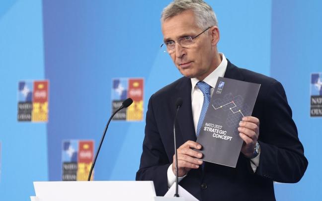 El secretario general de la OTAN, Jens Stoltenberg, comparece con el documento 'The Strategic Concept'. El secretario general de la OTAN, Jens Stoltenberg, comparece con el documento 'The Strategic Concept'.