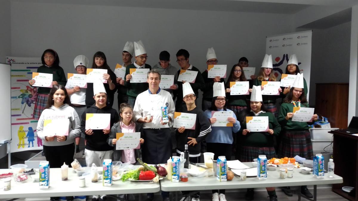 Foto de familia con el alumnado y el chef Javier Díaz.