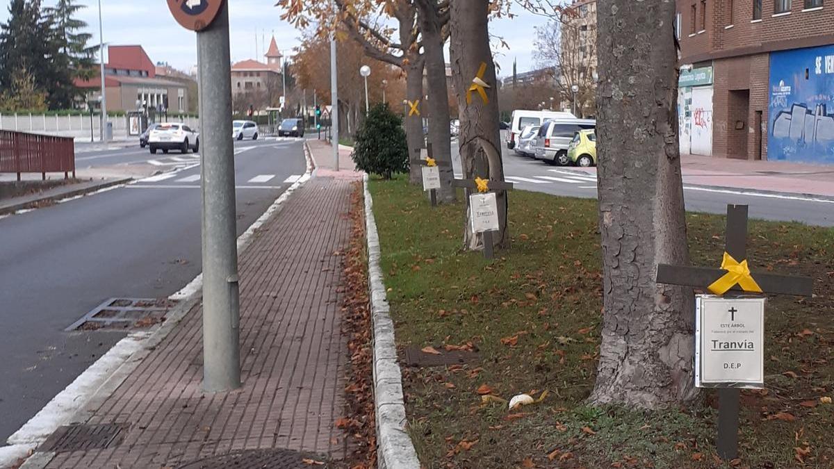 Algunas de las cruces y esquelas colocadas