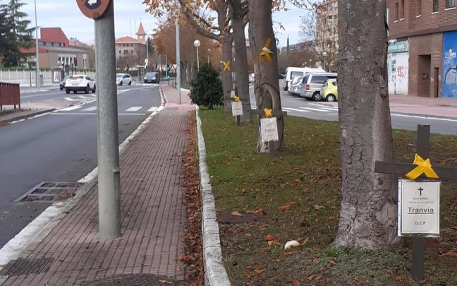 Algunas de las cruces y esquelas colocadas