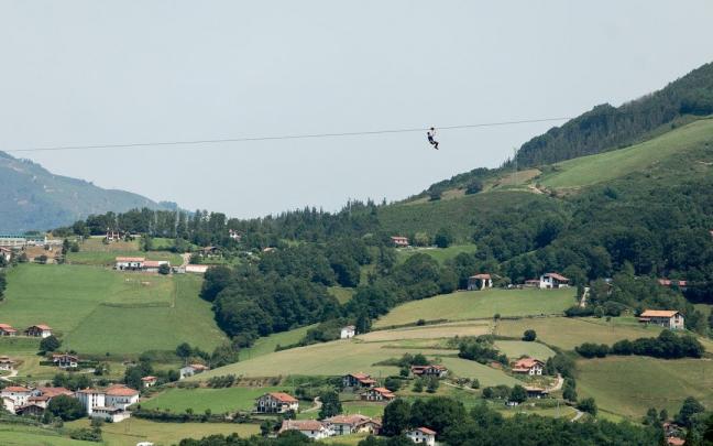 Un joven se lanza en tirolina en IrriSarri Land.