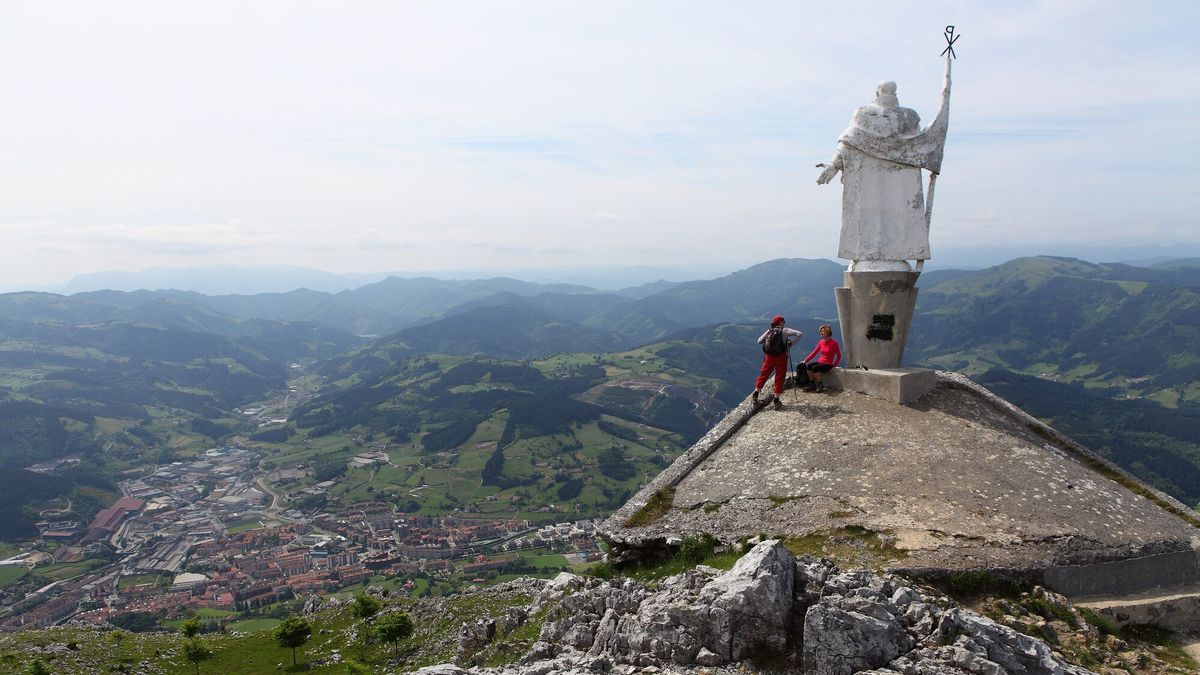 La figura de San Ignacio de Loyola domina el valle de Iraurgi.