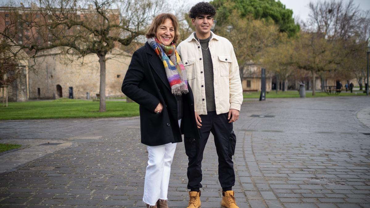 Orreaga Ibarra, voluntaria del programa KIDEAK, y su mentorado, Abde Ait Bah, posan en la Ciudadela de Pamplona.