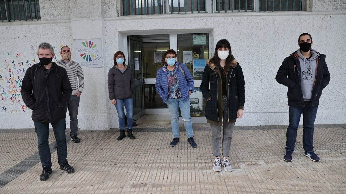 Representantes de diferentes colectivos que trabajan en el local de Herrigune, propiedad del Ayuntamiento y donde se ubicará el futuro centro de día.