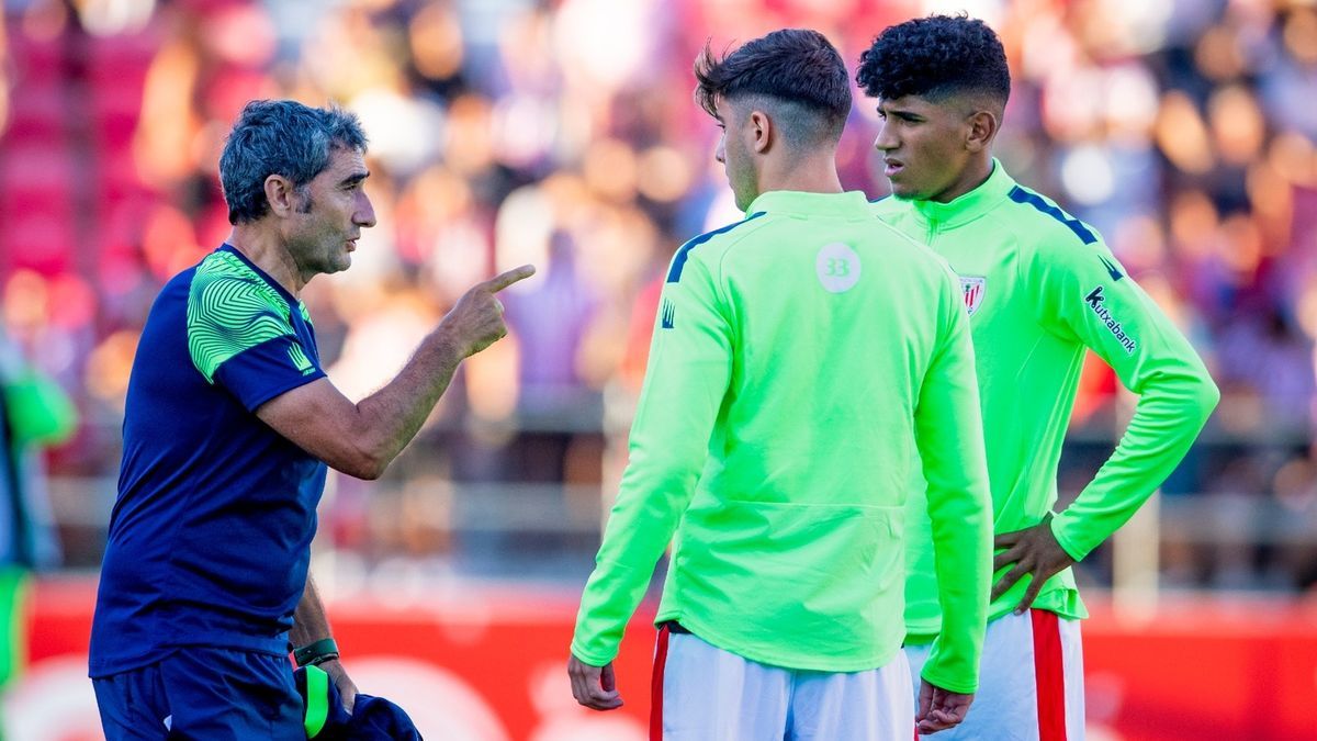 Valverde da instrucciones a Adu y Serrano.