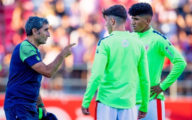 Valverde da instrucciones a Adu y Serrano.