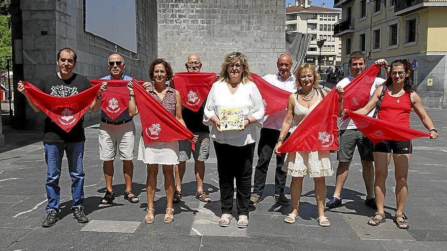 Representantes municipales y de diferentes agentes locales posan durante la presentación del programa festivo.