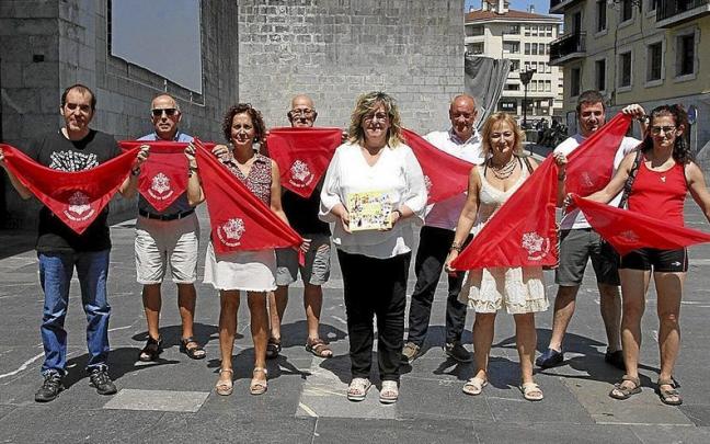 Representantes municipales y de diferentes agentes locales posan durante la presentación del programa festivo.