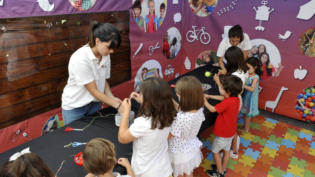 Niños aprendiendo euskera en una biblioteca de verano.