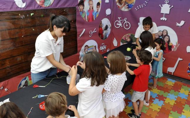 Niños aprendiendo euskera en una biblioteca de verano.