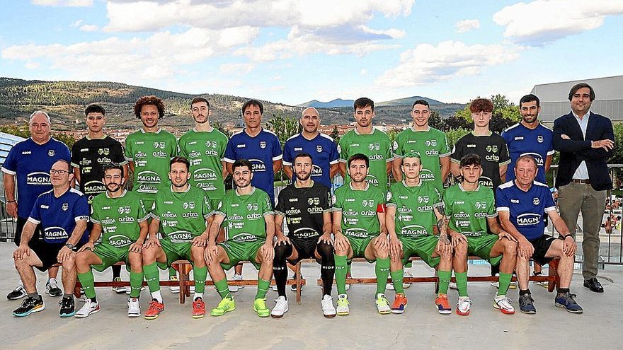 La plantilla y el cuerpo técnico de Osasuna Magna para la temporada 2022/2023.