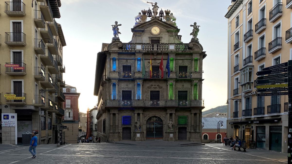 Fachada del Ayuntamiento de Pamplona con la nueva iluminación