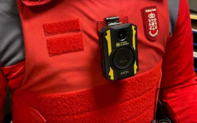 Dispositivo colocado en el chaleco de un agente.