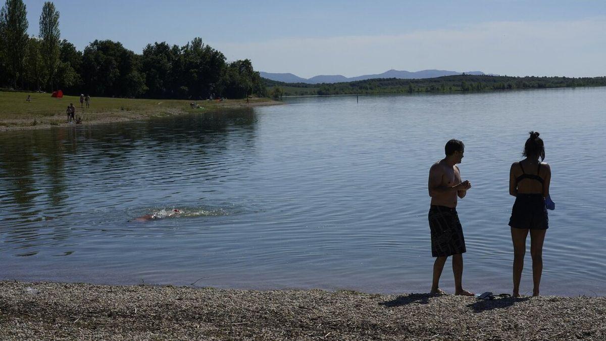 Ba&ntilde;istas en el pantano de Ullibarri-Gamboa