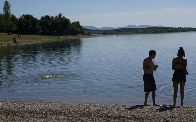 Ba&ntilde;istas en el pantano de Ullibarri-Gamboa