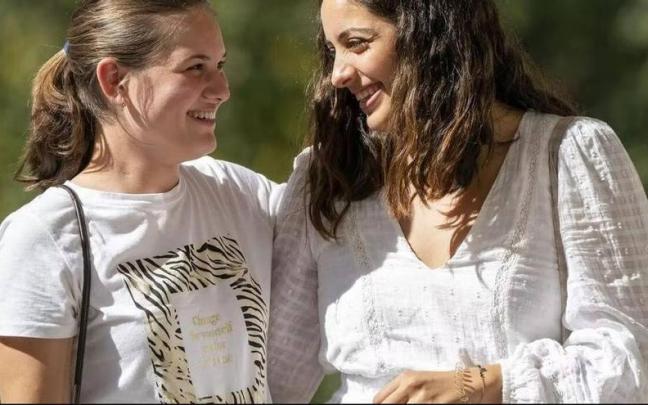 Eijer y garazi charlan en el exterior de la sede de Aspanogi