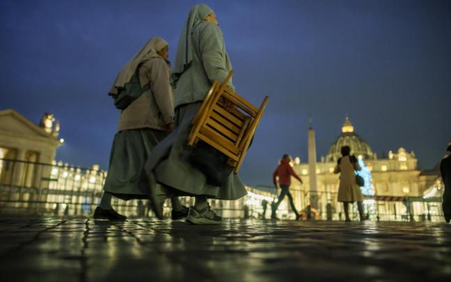 Cientos de personas hacen cola para despedir a Benedicto XVI Cientos de personas hacen cola para despedir a Benedicto XVI