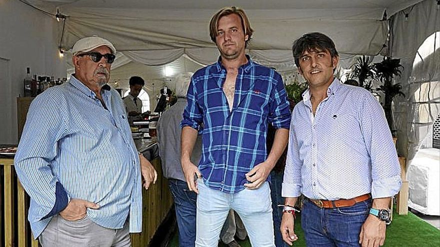 .Hombres de a caballo: Mariano Ruiz Bonaechea y Juan Gonzálvez con el picador Rubén Sánchez.