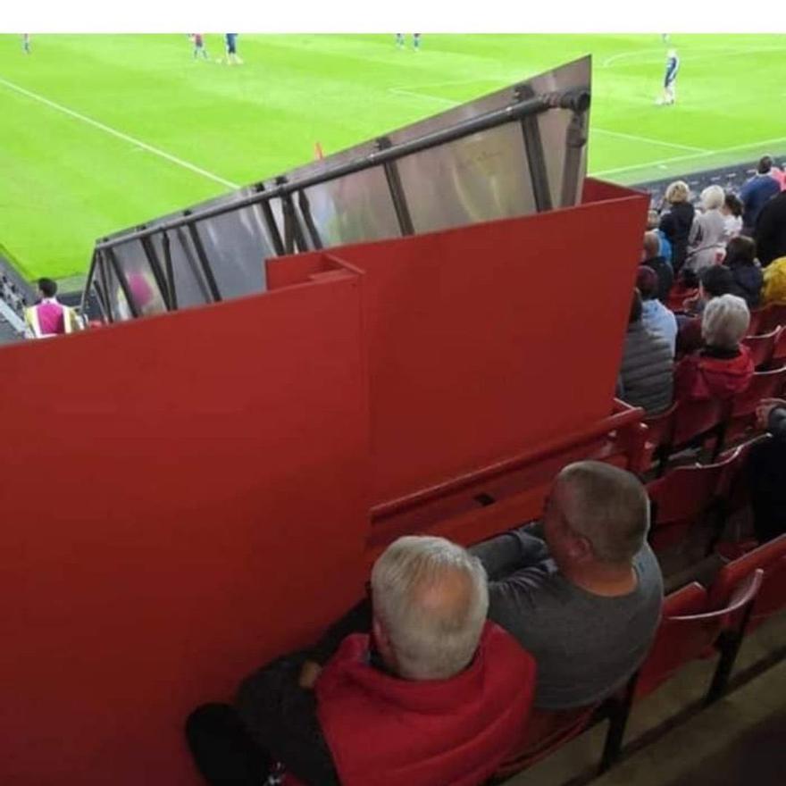 Dos aficionados que no querían perderse detalle del partido.