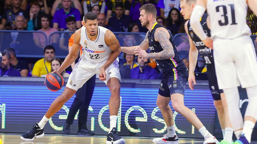 Tavares bota el balón en el partido ante el Lenovo Tenerife