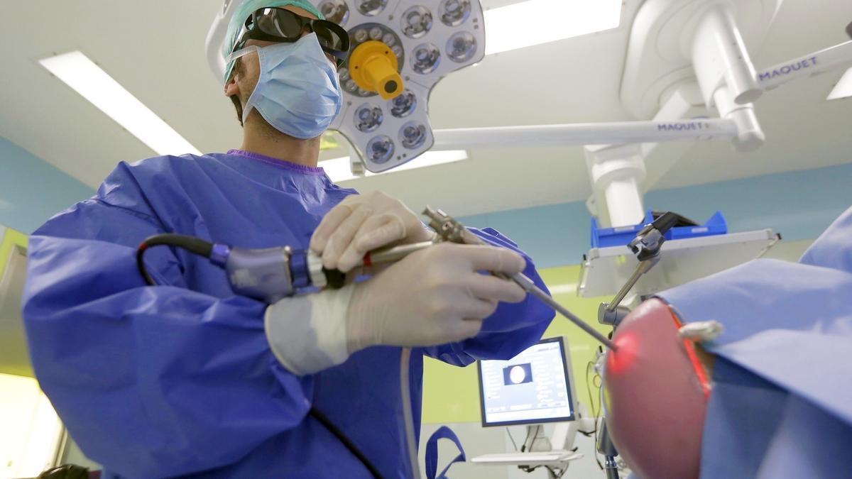 Un cirujano de Osakidetza durante una intervención quirúrgica.