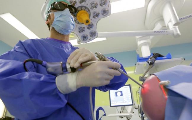 Un cirujano de Osakidetza durante una intervención quirúrgica. Un cirujano de Osakidetza durante una intervención quirúrgica.