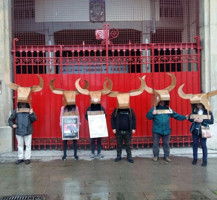 Acción de Iruñea Antitaurina en 2018 junto a la plaza de toros de Pamplona.