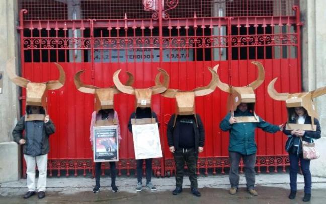 Acción de Iruñea Antitaurina en 2018 junto a la plaza de toros de Pamplona. Acción de Iruñea Antitaurina en 2018 junto a la plaza de toros de Pamplona.
