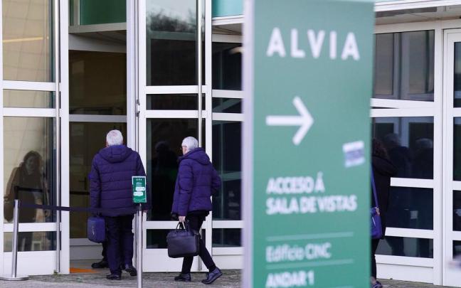 El abogado de la acusación, Francisco Losada González (1d), a su llegada a la parte civil del juicio del accidente ferroviario del Alvia.