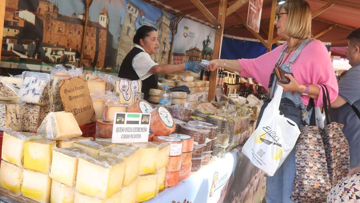 La feria 'Elikart' está situada en Sabino Arana hasta este domingo 11 de septiembre.