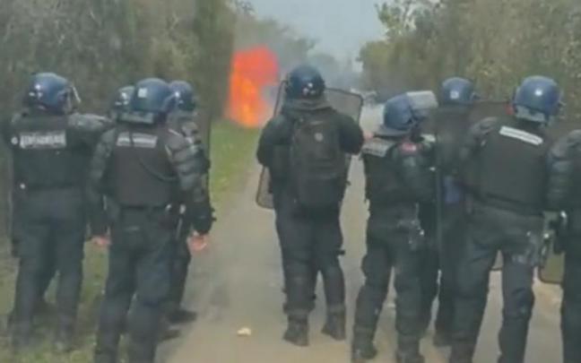 Protesta en Francia contra la construcci&oacute;n de un embalse.