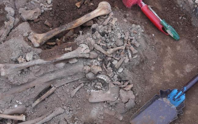 Varios huesos encontrados durante la excavaci&oacute;n de una fosa com&uacute;n.
