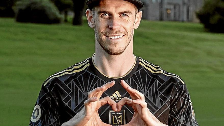 Gareth Bale, realizando su clásica celebración, con la camiseta y gorra de Los Angeles.