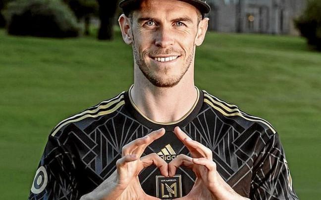 Gareth Bale, realizando su clásica celebración, con la camiseta y gorra de Los Angeles.