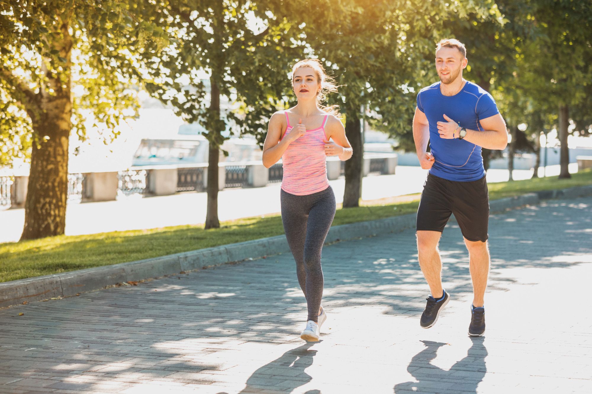 Un hombre y una mujer practican footing.