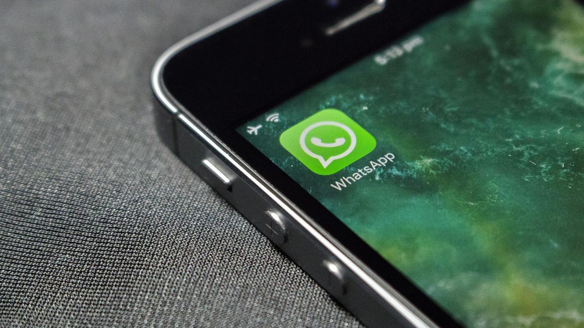 Smartphone con la aplicación WhatsApp en pantalla. Smartphone con la aplicación WhatsApp en pantalla.