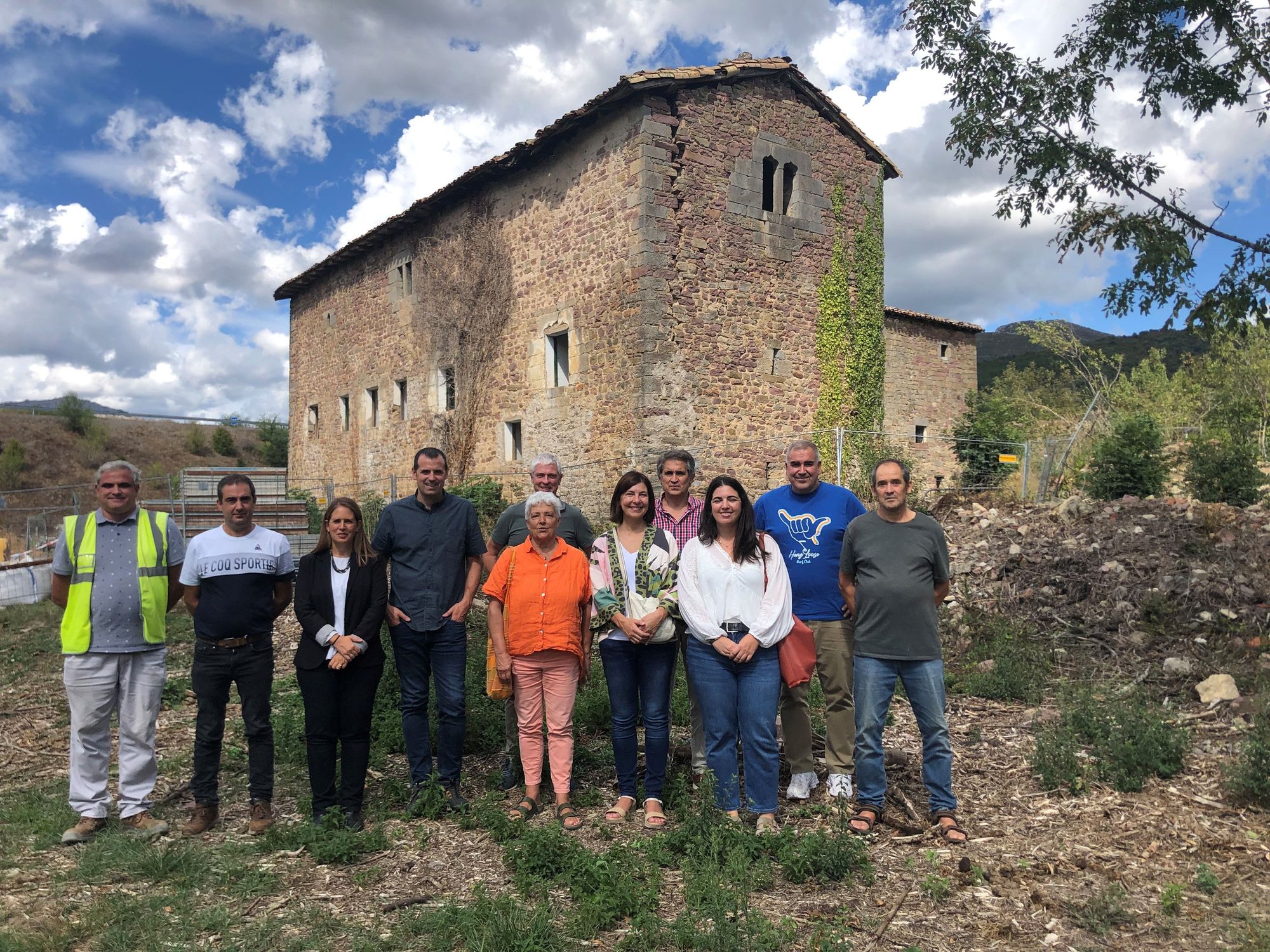 De izquierda a derecha: Sergio Ballesteros, coordinador de Seguridad y Salud; Carlos Oroz, alcalde del Ayuntamiento del Valle de Arce / Artzi; Verónica Quintanilla, directora de obra; Rubén Goñi, director general de Proyectos Estratégicos; Mabel Cañada, presidenta de la Mancomunidad de Residuos Irati; Roberto Sanz, representante de la empresa Comal S.L.; Idoia Alfaro, técnica de la sección de Sostenibilidad e Información de la DGPE; Pablo Díez, jefe de la Sección de Sostenibilidad e información de la DGPE; Maitane Zazu, responsable de la Sección de Proyectos Especiales de NASUVINSA; Javier Marco, jefe de obra de Comal y Javier Díez, concejal del Ayuntamiento del Valle de Arce.