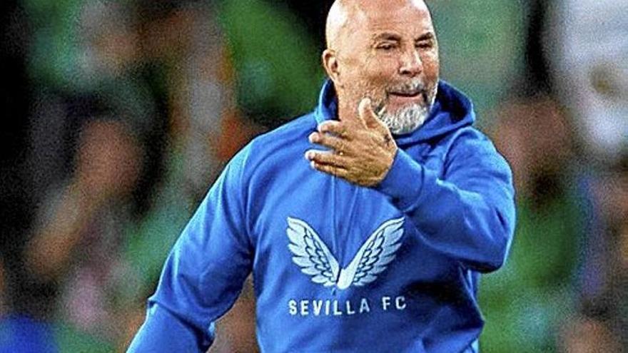 Jorge Sampaoli, dando instrucciones en el Betis-Sevilla.