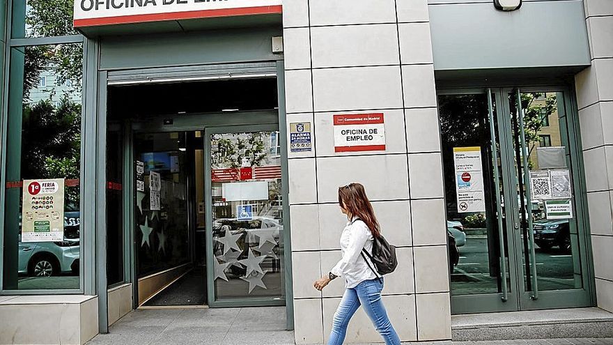 Un mujer pasa por delante de una oficina del Servicio Público de Empleo Estatal. | FOTO: E.P.