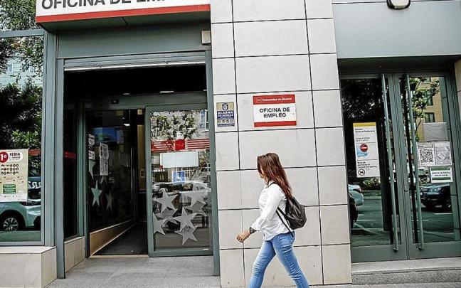 Un mujer pasa por delante de una oficina del Servicio Público de Empleo Estatal. | FOTO: E.P. Un mujer pasa por delante de una oficina del Servicio Público de Empleo Estatal. | FOTO: E.P.